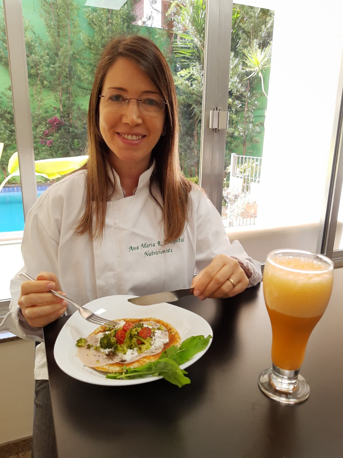 Dra. Ana Delospital em seu consultório
